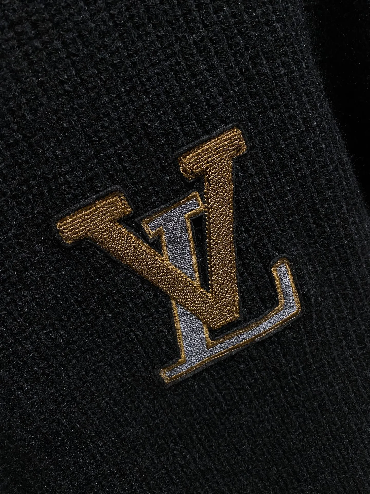 🅿️540 LV autumn and winter classic cardigan sweater, in full condition! ! ! Wool blended fabric, the latest model in 2025, golden ratio! ! Slim-fitting soft gold, versatile and practical item, the combination and practicality are extremely powerful, simple and elegant, and classy! To create your own style, it is highly recommended to buy it in two colors. The standard slim fit tailoring process is suitable for both young and old men. It is knitted from wool and will not cause any discomfort! While keeping warm, it is stylish, textured and wearable, and the classic logo with contrasting colors on the chest feels in place! ! Recommended for regular customers! ! Size M-3XL (maximum wear: 190 pounds)
